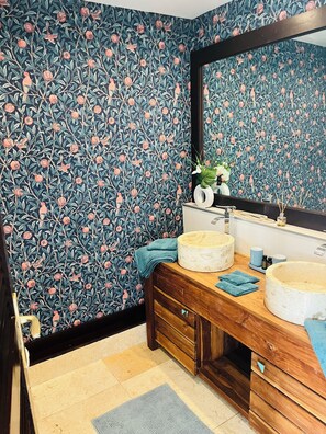 Secadora de cabello, toallas, jabón, papel de baño 