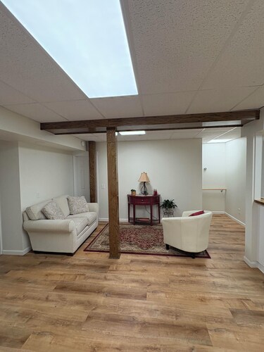 Charming 1-bedroom apartment with WiFi and AC in elite area of Greenfield, MA