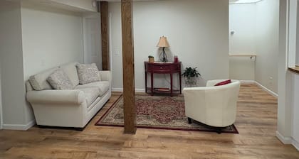 Charming 1-bedroom apartment with WiFi and AC in elite area of Greenfield, MA