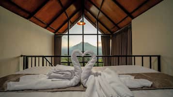 Deluxe Suite, Mountain View | Desk, laptop workspace, free WiFi