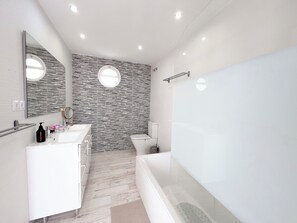 Doccia, asciugacapelli, asciugamani, sapone