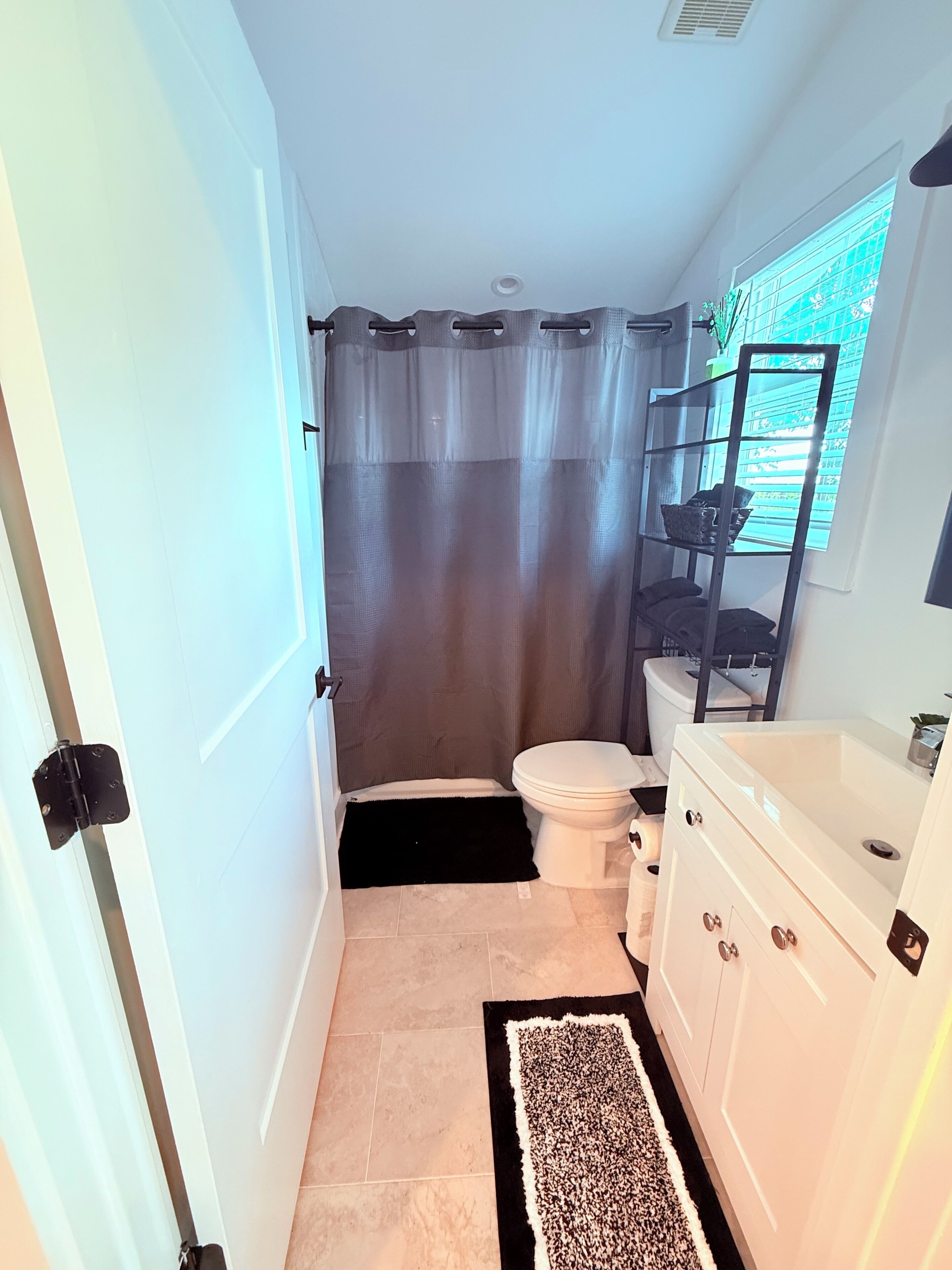 Hårtork, handdukar, tvål och schampo