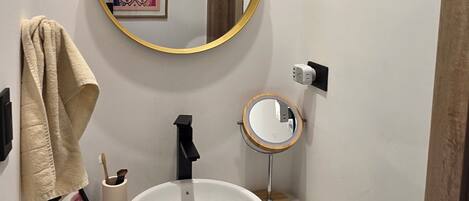 Dutxa, assecador de cabells, tovalloles i sabó