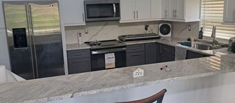 Charming 1-bedroom resort with WiFi, AC and kitchen in  The Acreage of Westlake 