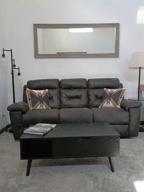 Living area - Charming 1-bedroom resort with WiFi, AC and kitchen in  The Acreage of Westlake  (The Acreage)