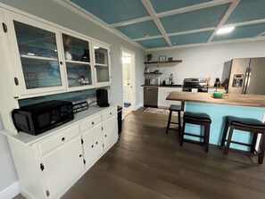 Fridge, microwave, oven, stovetop - Private Pool house in Mullins (Mullins)