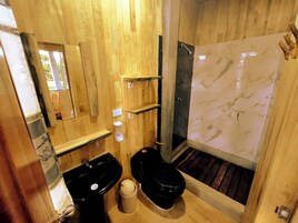 Standard Double Room, Air conditioning, Courtyard View | Bathroom | Soap, shampoo, toilet paper