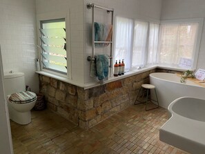 Suihku, hiustenkuivaaja, pyyhkeet, saippua