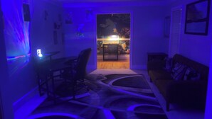 Una habitación con comedor, sofá y un acuario.