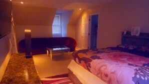 Un dormitorio con cama, escritorio y silla.