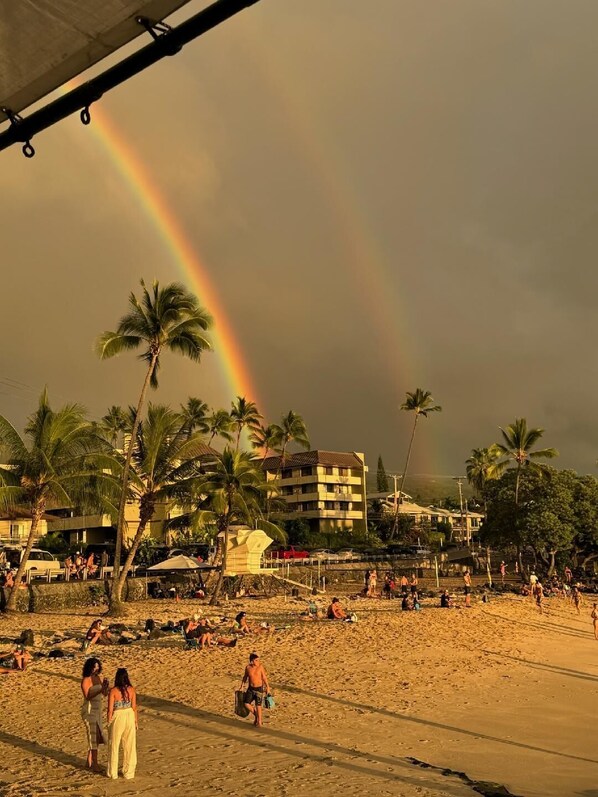 Playa en los alrededores, camastros y toallas de playa 