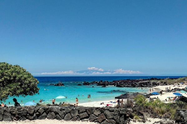 Perto da praia, espreguiçadeiras, toalhas de praia