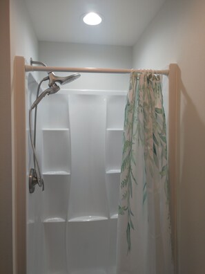 Douche, séchoir à cheveux, serviettes fournies, papier de toilette