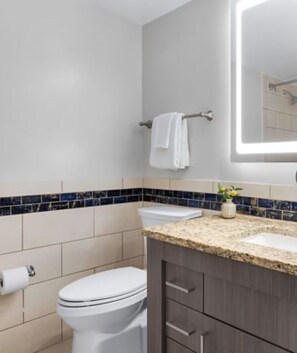 Ducha, toallas, jabón, papel higiénico