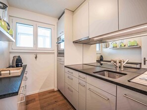 Kühlschrank, Ofen, Geschirrspüler, Kochgeschirr/Geschirr/Besteck