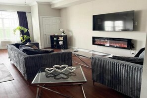 Smart TV, fireplace
