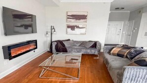 Un salon avec une cheminée, un canapé et une table basse.