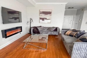 Smart TV, fireplace