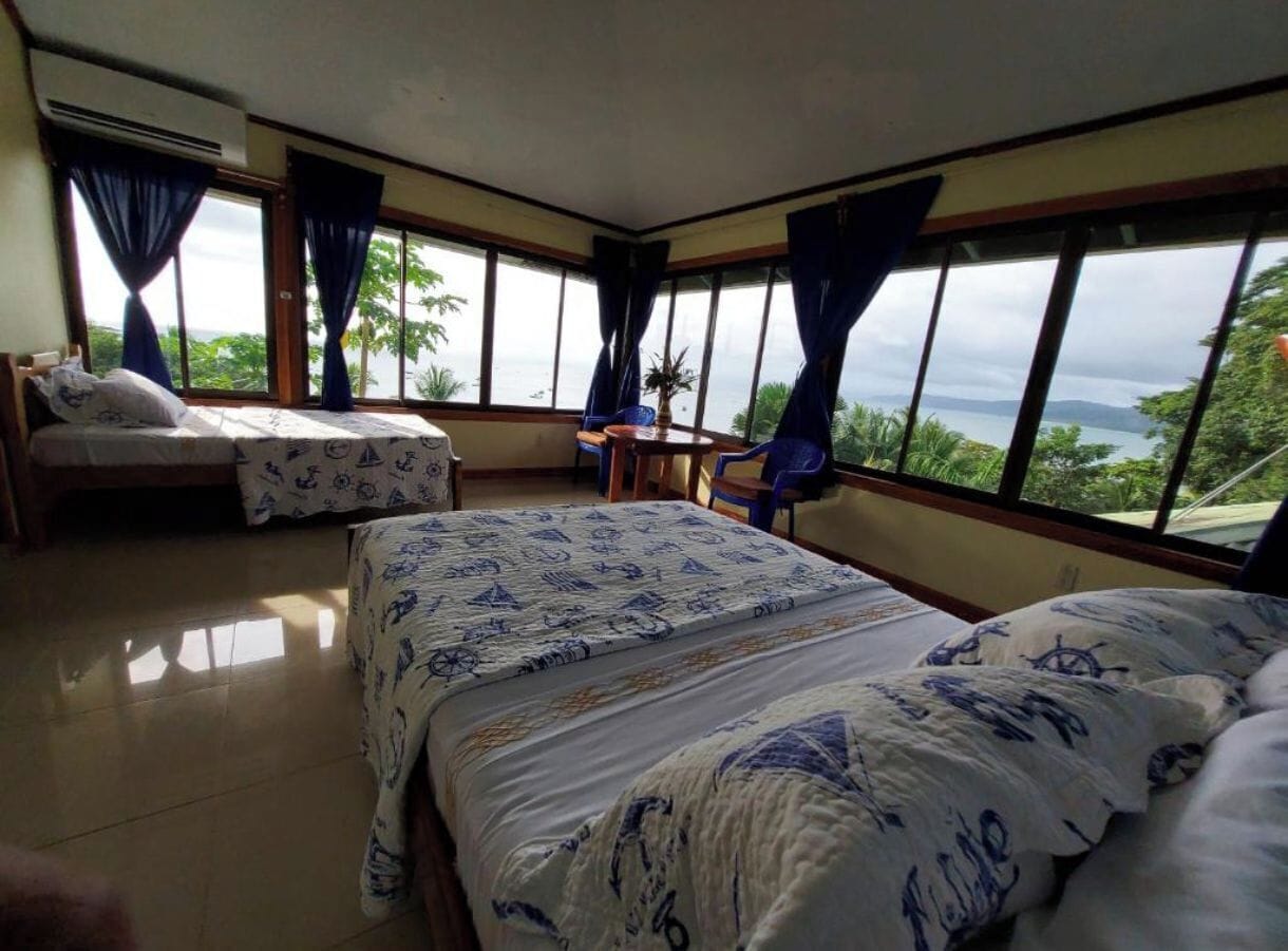 Deluxe driepersoonskamer, uitzicht op zee | Gratis wifi, beddengoed