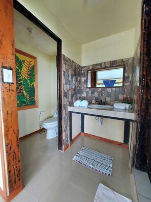 Habitació triple Deluxe, vistes a l'oceà | Bany | Dutxa, capçal de dutxa tipus cascada i articles de tocador gratuïts 