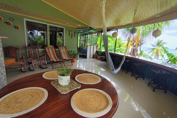 Apartamento luxo, sacada, vista para o oceano | Terraço/pátio