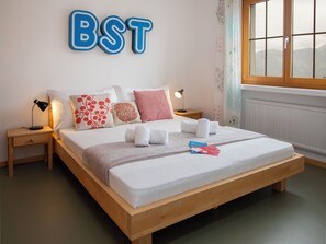 1 bedroom, desk, WiFi