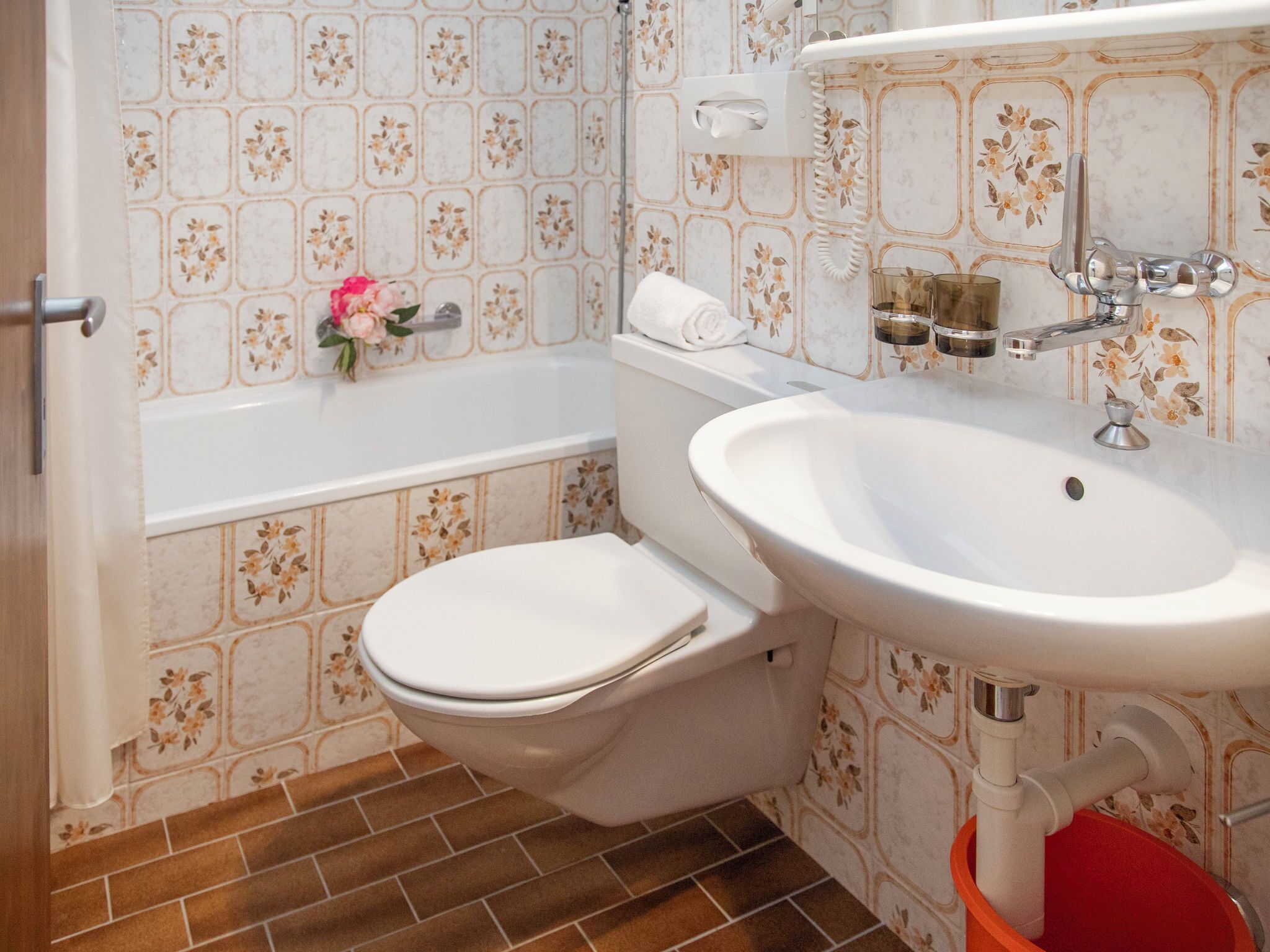 A bathroom with a toilet, sink, and bathtub.