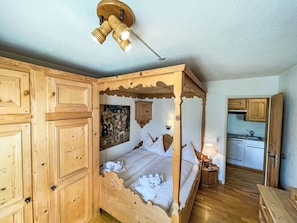 1 bedroom, desk, internet