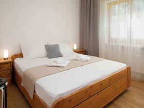 2 bedrooms, desk, internet