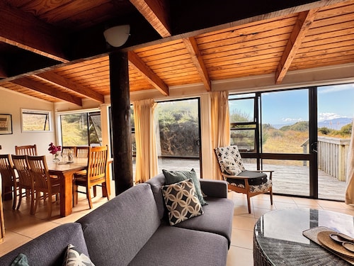 Cosy private beach house just steps away from the sand. Family and pet-friendly!