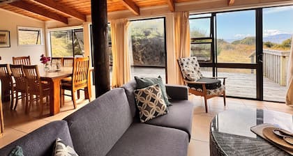 Cosy private beach house just steps away from the sand. Family and pet-friendly!