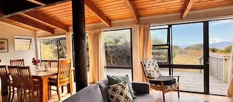 Cosy private beach house just steps away from the sand. Family and pet-friendly!