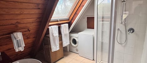 Douche, serviettes fournies, savon, papier de toilette