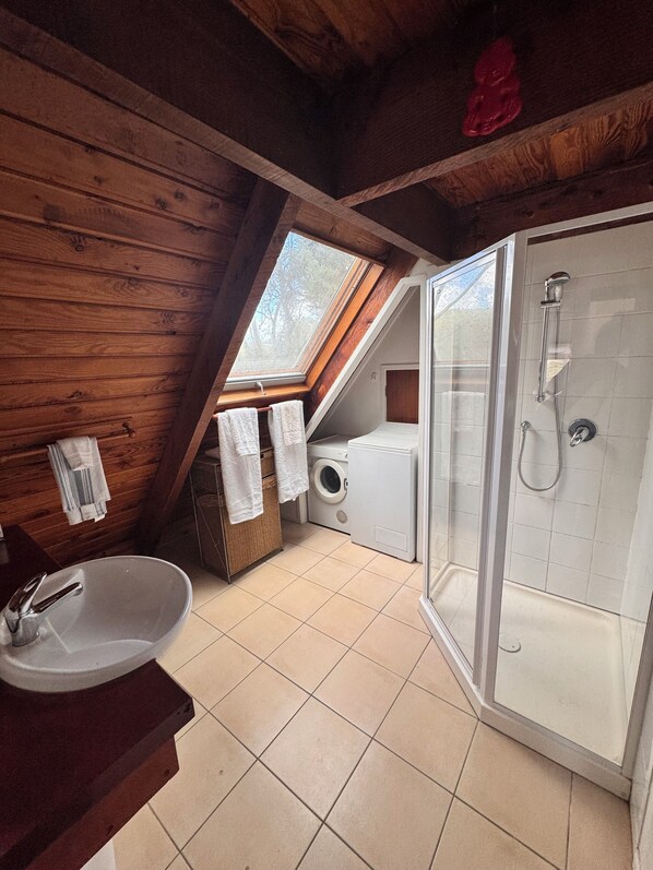 Dusche, Handtücher, Seife, Toilettenpapier