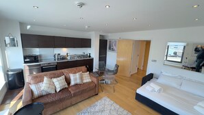 A modern apartment with a living room, kitchen, and bedroom. - 2-bed Apt, Sleeps 7, 5 Mins to Camden Market (London)