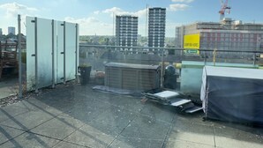 A rooftop with a view of buildings and a crane in the distance. - 2-bed Apt, Sleeps 7, 5 Mins to Camden Market (London)
