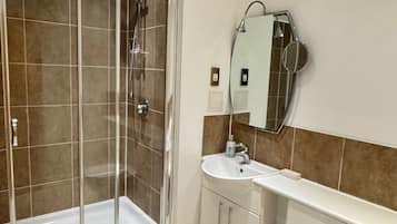 Combined shower/tub, deep soaking tub, towels