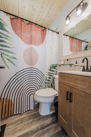 Hiustenkuivaaja, pyyhkeet, saippua, sampoo