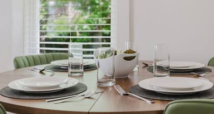 2BD Charming Ideally Located Bungalow