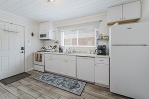 Kylskåp, mikrovågsugn, ugn och spishäll