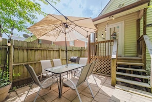 Outdoor dining - 2BD Charming Ideally Located Bungalow (Louisville)