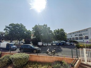 المنطقة المحيطة بالمنشأة