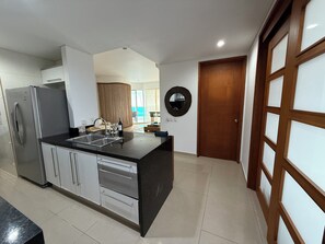 Mikrobølgeovn, ovn, kaffe-/temaskine, køkkentøj/tallerkener/redskaber