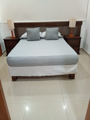 2 sovrum, värdeförvaringsskåp på rummet och skrivbord