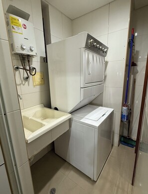 Hårtork, handdukar, tvål och schampo