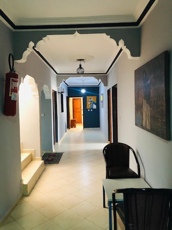 Pasillos con baranda. Hotel Marwa