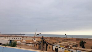 Une ville côtière avec des bâtiments, une plage et la mer.