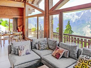 Fernseher, Kamin, DVD-Player