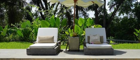 2 outdoor pools