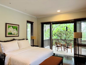 Minibar, coffres-forts dans les chambres, bureau, rideaux occultants